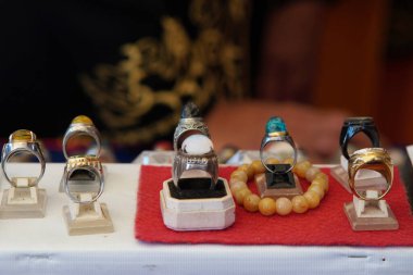 çeşitli agate halkaları gösterimde