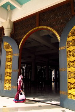 Bir cami kapısının önünde.