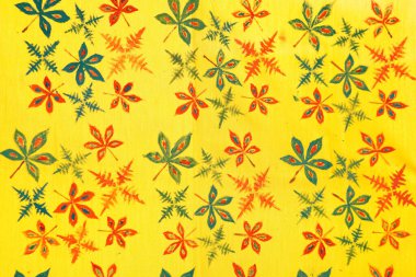 Sarı kumaşta çiçek desenleri