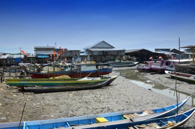 TARAKAN - INDONESIA, 22 january 2018 : Wooden boats and speedboats docked at the fishing village at the mouth of the Beringin river clipart