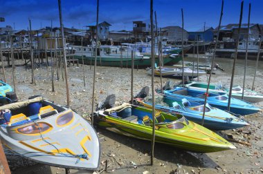 TARAKAN - INDONESIA, 22 january 2018 : Wooden boats and speedboats docked at the fishing village at the mouth of the Beringin river clipart