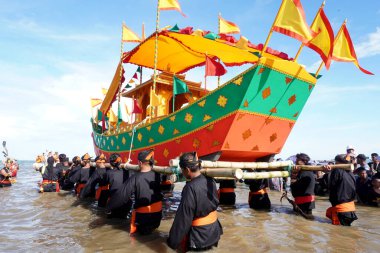 Tarakan - Endonezya, 22 Ekim 2022: Tarakan Amal Plajı 'ndaki Ratu Intan Sahili' nde düzenlenen Irak Tengkayu festivali sırasında denize adak taşıyan geçit töreni teknesinin yasaklanması                             