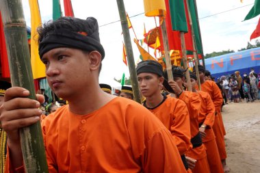 Tarakan - Endonezya, 22 Ekim 2022: Ratu Intan Plajı 'ndaki Irak Tengkayu festivali, Tarakan Amal Plajı                             