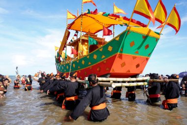 Tarakan - Endonezya, 22 Ekim 2022: Tarakan Amal Plajı 'ndaki Ratu Intan Sahili' nde düzenlenen Irak Tengkayu festivali sırasında denize adak taşıyan geçit töreni teknesinin yasaklanması                             
