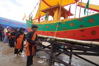 Tarakan - Endonezya, 22 Ekim 2022: Tarakan Amal Plajı 'ndaki Ratu Intan Sahili' nde düzenlenen Irak Tengkayu festivali sırasında denize açılacak olan adaklar içeren tekne                             