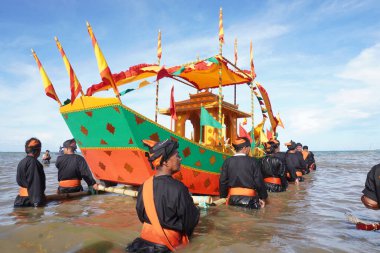 Tarakan - Endonezya, 22 Ekim 2022: Tarakan Amal Plajı 'ndaki Ratu Intan Sahili' nde düzenlenen Irak Tengkayu festivali sırasında denize adak taşıyan geçit töreni teknesinin yasaklanması                             