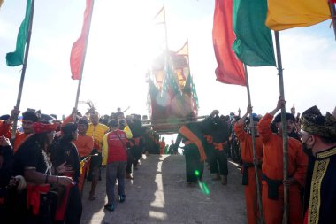 Tarakan - Endonezya, 22 Ekim 2022: Tarakan Amal Plajı 'ndaki Ratu Intan Sahili' nde düzenlenen Irak Tengkayu festivali sırasında denize adak taşıyan geçit töreni teknesinin yasaklanması                             