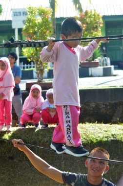 Tarakan - Endonezya, 5 Aralık 2022: Ordu personeli tarafından yönetilen askeri arenadaki anaokulu çocukları için yola çıktı