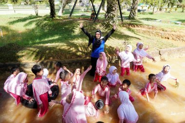 Tarakan - Endonezya, 5 Aralık 2022: Ordu personeli tarafından yönetilen askeri arenadaki anaokulu çocukları için yola çıktı