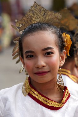 Tarakan - Endonezya, 7 Ekim 2023: Kültürel geçit töreni sırasında yerli Tidung kabilesinden geleneksel kıyafetler giyen genç kız