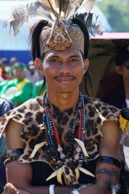 Tarakan - Endonezya, 8 Ekim 2023: Kültürel geçit töreninde geleneksel Dayak kıyafeti giyen genç adam