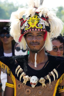Tarakan - Endonezya, 8 Ekim 2023: Kültürel geçit töreninde geleneksel Dayak kıyafeti giyen genç adam