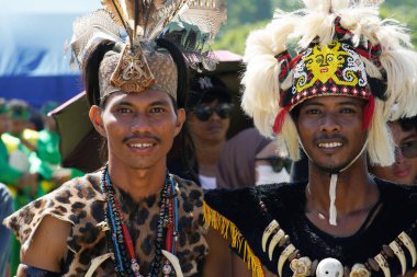 Tarakan - Endonezya, 8 Ekim 2023: Kültürel geçit töreninde geleneksel Dayak kıyafeti giyen genç adam