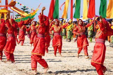 Tarakan - Endonezya, 8 Ekim 2023: Tarakan 'ın Ratu Intan bölgesindeki Tengkayu XI festival serisi sırasında teknenin Dulung' a indirilmesi töreninden önce muazzam geleneksel Tidung dansı