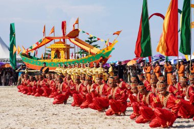 Tarakan - Endonezya, 8 Ekim 2023: Tarakan 'ın Ratu Intan bölgesindeki Tengkayu XI festival serisi sırasında teknenin Dulung' a indirilmesi töreninden önce muazzam geleneksel Tidung dansı