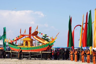 Tarakan - Endonezya, 8 Ekim 2023: Tarakan 'ın Ratu Intan bölgesindeki Tengkayu XI festival serisi sırasında teknenin Dulung' a indirilmesi töreninden önce muazzam geleneksel Tidung dansı