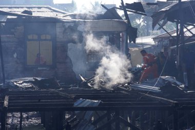 TARAKAN - INDONEZYA 6 Ağustos 2023: yoğun nüfuslu bölgelerde yangın enkazı