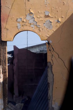 TARAKAN - INDONEZYA 6 Ağustos 2023: yoğun nüfuslu bölgelerde yangın enkazı