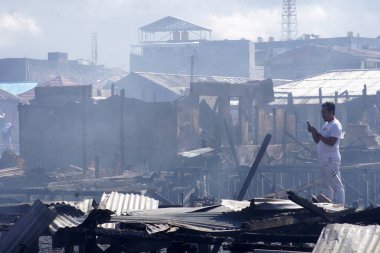 TARAKAN - INDONEZYA 6 Ağustos 2023: yoğun nüfuslu bölgelerde yangın enkazı