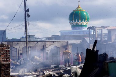 TARAKAN - INDONEZYA 6 Ağustos 2023: yoğun nüfuslu bölgelerde yangın enkazı