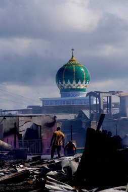 TARAKAN - INDONEZYA 6 Ağustos 2023: yoğun nüfuslu bölgelerde yangın enkazı