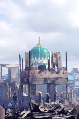 TARAKAN - INDONEZYA 6 Ağustos 2023: yoğun nüfuslu bölgelerde yangın enkazı