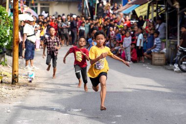 TARAKAN - İndonezya. 17 Ağustos 2023: Endonezya 'nın bağımsızlık gününü kutlamak için koşu yarışı