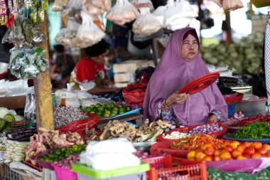 TARAKAN - INDONEZYA 6 Ağustos 2023: geleneksel pazarlardaki faaliyetler