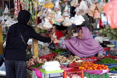 TARAKAN - INDONEZYA 6 Ağustos 2023: geleneksel pazarlardaki faaliyetler