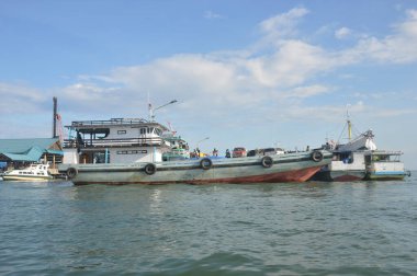 TARAKAN - INDONEZYA 3 Kasım 2018: Bölgeler arası malları taşıyan ahşap gemiler rıhtıma yanaştı