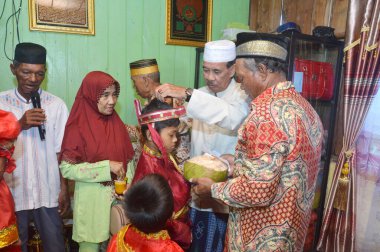 TARAKAN, INDONEZYA - 21 Temmuz 2018: Müslüman bebekler veya İslam 'da ilk saç kesimi Aqiqah olarak adlandırılır. Aqiqah töreni genellikle bebek doğduktan yedi gün sonra yapılır.