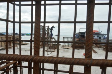 TARAKAN - INDONEZYA 8 Şubat 2019: SDF Tarakan liman iskelesi inşaatı için inşaat süreci, Kuzey Kalimantan - Endonezya