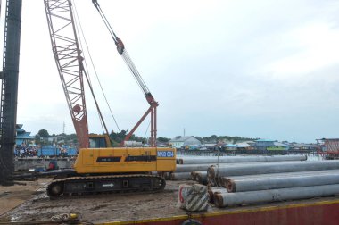 TARAKAN - INDONEZYA 29 Temmuz 2018: SDF Tarakan liman iskelesi inşaatı için inşaat süreci, Kuzey Kalimantan - Endonezya