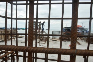 TARAKAN - INDONEZYA 8 Şubat 2019: SDF Tarakan liman iskelesi inşaatı için inşaat süreci, Kuzey Kalimantan - Endonezya