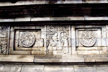 Rahatlamak ya da Penataran tapınağındaki taş duvara oymak