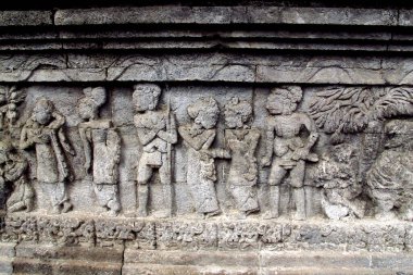 Rahatlamak ya da Penataran tapınağındaki taş duvara oymak