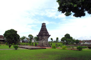 Penataran tapınağı veya Palah tapınağı, Endonezya 'nın Penataran köyünde bulunan bir grup Hindu-Sivaist dini tapınaktır.