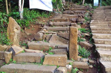 Endonezya Cianjur, Batı Java 'da bulunan Gunung Padang megalitik sahasında uzun kaya kalıntıları bir piramide yığıldı.