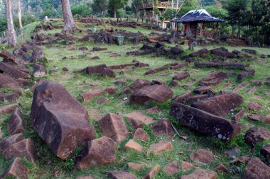 Endonezya Cianjur, Batı Java 'da bulunan Gunung Padang megalitik sahasında uzun kaya kalıntıları bir piramide yığıldı.