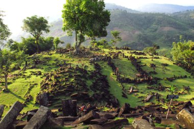 Endonezya Cianjur, Batı Java 'da bulunan Gunung Padang megalitik sahasında uzun kaya kalıntıları bir piramide yığıldı.