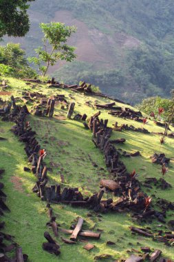 Endonezya Cianjur, Batı Java 'da bulunan Gunung Padang megalitik sahasında uzun kaya kalıntıları bir piramide yığıldı.