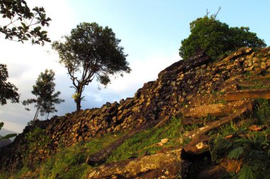 Endonezya Cianjur, Batı Java 'da bulunan Gunung Padang megalitik sahasında uzun kaya kalıntıları bir piramide yığıldı.