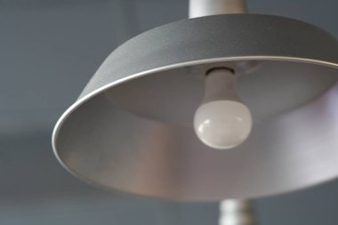 Şık kolye ışıkları modern ve davetkar bir atmosfer yaratıyor. Restoranlar, kafeler ya da çağdaş iç tasarımlar için mükemmel. Gri ve gümüş renkler zarafet ekler.