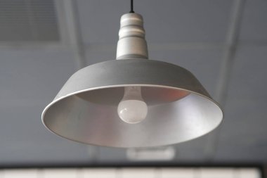 Şık kolye ışıkları modern ve davetkar bir atmosfer yaratıyor. Restoranlar, kafeler ya da çağdaş iç tasarımlar için mükemmel. Gri ve gümüş renkler zarafet ekler.