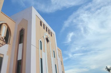 Büyük Cami Baitul Izzah Tarakan - Endonezya, mavi gökyüzü ve beyaz bulutlara karşı 