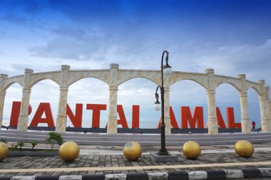 Ünlü Pantai Amal simgesini keşfedin. Turizm, seyahat ve tatil için ideal. Kıyı bölgeleri, tatil maceraları ve tropikal kaçamaklar için harika bir görüntü..                    