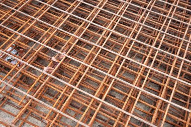 Paslı metal şablon deseni, inşaat, endüstriyel veya eski doku kavramları için idealdir. Özgeçmiş ve soyut tasarımlar için harika, yıpranmış görünüş.