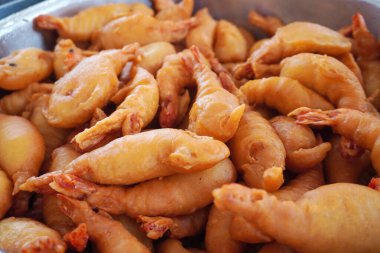 Kızarmış karides tempurası. Aperatifler, parti tabakları ya da bozulmuş bir akşam yemeği için mükemmel. Taze, lezzetli ve eğlenmeye hazır.!                     