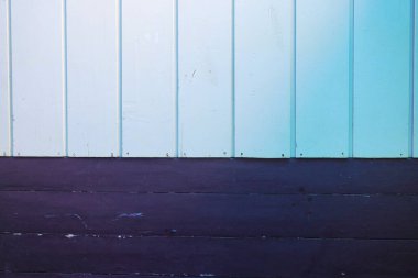 Pastel ahşap kaplamanın temiz ve modern estetiğini deneyimleyin. Derin mavi bir tabanla güzelce zıtlaşmıştır. Çağdaş tasarımlar, yaşam tarzı veya mimari arka planlar için mükemmel.