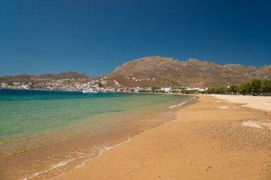 Yunanistan 'ın Serifos adasında şeffaf turkuaz suyu bulunan şehir plajı Livadi